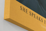 Paul Sinus Wandbild in 40x60cm She Speaks in Shades – modernes Porträt einer Frau mit gelber Sonnenbrille und Lippenstift, Fashion-Art in ausdrucksstarkem Stil