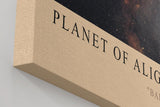 Paul Sinus Wandbild in 40x60cm Planet of Alignment – Künstlerische Darstellung eines Planeten mit goldenem Dreieck inmitten farbenprächtiger Galaxienlandschaft