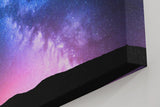 Sinus Art Wandbild 120x80cm Die Milchstraße spannt sich in leuchtenden Farben über eine dunkle Landschaft