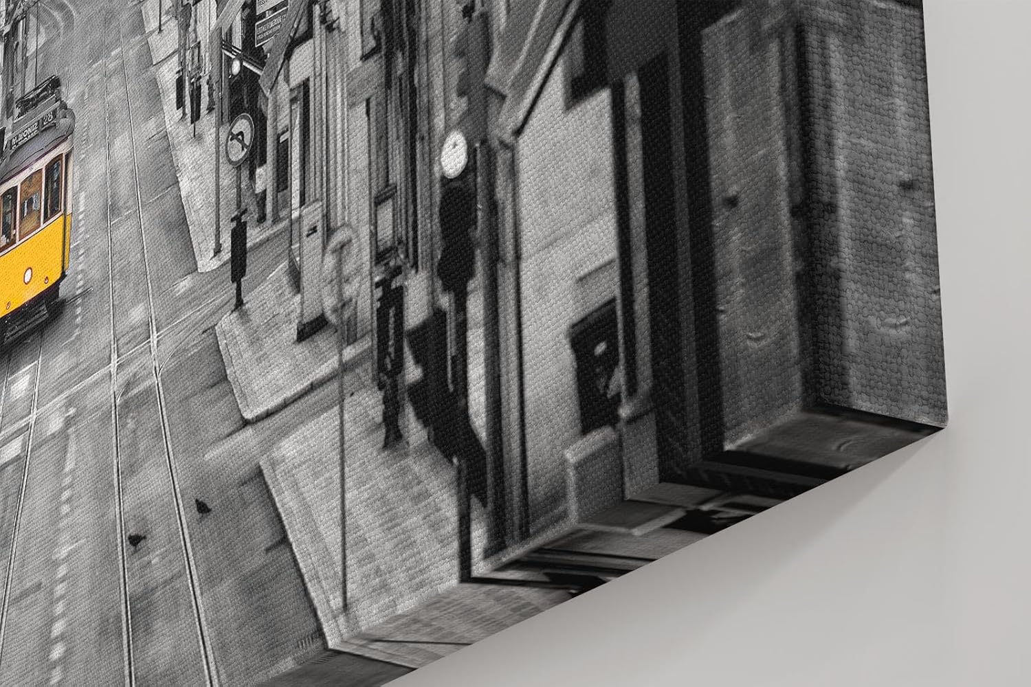 Sinus Art Wandbild 120x80cm Gelbe Straßenbahn in monochromer Großstadtkulisse – Highlight inmitten des Alltags