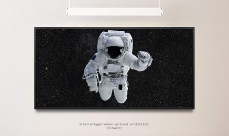 Astronaut im Weltall ca. 130x70cm Wandbild inklusive Schattenfugenrahmen schwarz - Panorama Leinwand Bild XXL Format Wandbilder Wohnzimmer Wohnung Deko Kunstdrucke