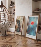 Paul Sinus Leinwandbild 80x120cm Serene Beauty – Blume, Natur, Blau, Rot, Harmonie, Eleganz, Fotografie, Inspiration, Kunst, Ästhetik, Emotion, Stille