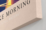Paul Sinus Kunstdruck 40x60cm Mountain Lake Morning mit Booten und Sonnenaufgang am See