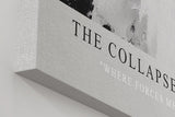 Paul Sinus Wandbild in 40x60cm The Collapse – Dramatische monochrome Kunst mit intensivem Zentrum und ausstrahlender Bewegung