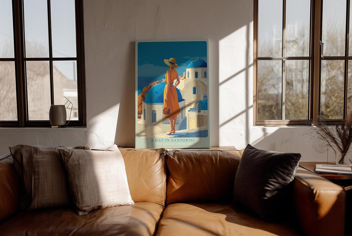 Paul Sinus Wandbild in 40x60cm A Day in Santorini – Frau in orangefarbenem Kleid mit Strohhut vor blau-weißen Kuppeln, sonnige Mittelmeerstimmung