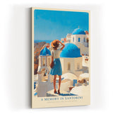 Paul Sinus Wandbild in 40x60cm A Memory in Santorini – Frau in blauem Rock und Strohhut vor weißen Häusern und blauen Kuppeln, sonnige Mittelmeeridylle