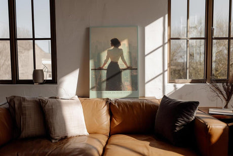 Paul Sinus Wandbild in 40x60cm A Woman in New York – Frau mit Blick auf Skyline im sanften Licht, elegantes Stadtmotiv mit nachdenklicher Stimmung