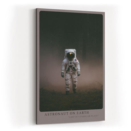 Paul Sinus Wandbild in 40x60cm Astronaut on Earth – Astronaut in nebeliger Waldlandschaft