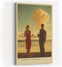 Paul Sinus Wandbild in 40x60cm Atomic Cocktail Vintage-Szene mit elegant gekleidetem Paar am Strand vor aufsteigender Wolke für stilvolle Retro-Raumgestaltung
