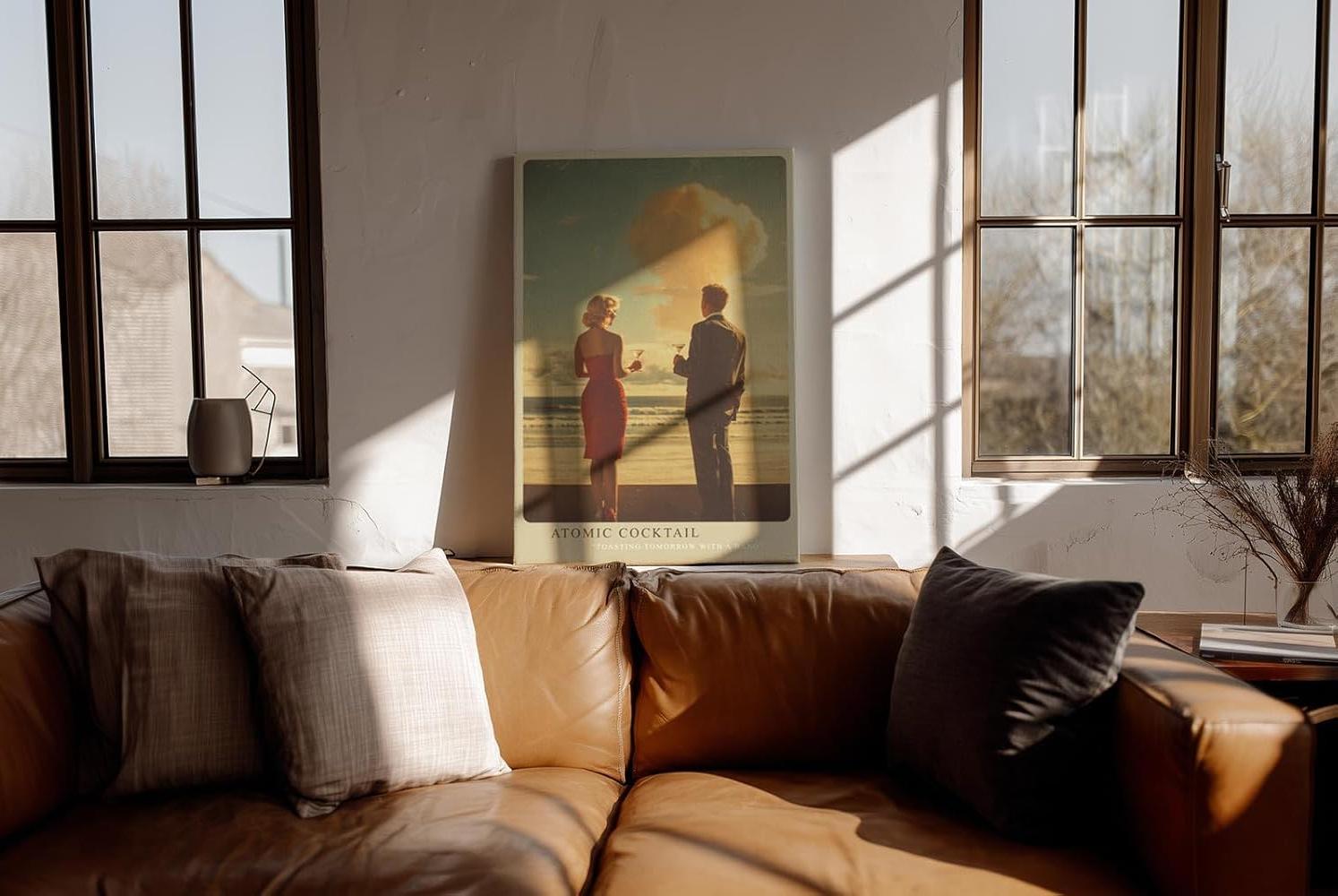Paul Sinus Wandbild in 40x60cm Atomic Cocktail Vintage-Szene mit elegant gekleidetem Paar am Strand vor aufsteigender Wolke für stilvolle Retro-Raumgestaltung