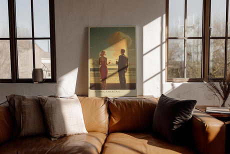Paul Sinus Wandbild in 40x60cm Atomic Cocktail Vintage-Szene mit elegant gekleidetem Paar am Strand vor aufsteigender Wolke für stilvolle Retro-Raumgestaltung