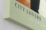 Paul Sinus Wandbild in 40x60cm City Lovers – romantische Stadtszene bei Regen mit elegantem Paar unter einem Regenschirm für stilvolle Raumgestaltung