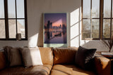 Paul Sinus Wandbild in 40x60cm City Mirror mit ruhiger Stadtsilhouette und Boot im Abendlicht für moderne Wandgestaltung