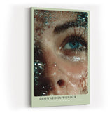 Paul Sinus Wandbild in 40x60cm Drowned in Wonder – emotionales Fotoporträt eines Auges unter Wasser für ausdrucksstarke Raumgestaltung