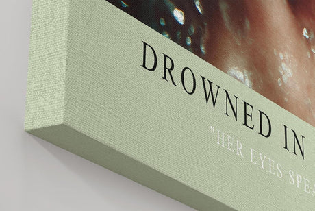 Paul Sinus Wandbild in 40x60cm Drowned in Wonder – emotionales Fotoporträt eines Auges unter Wasser für ausdrucksstarke Raumgestaltung