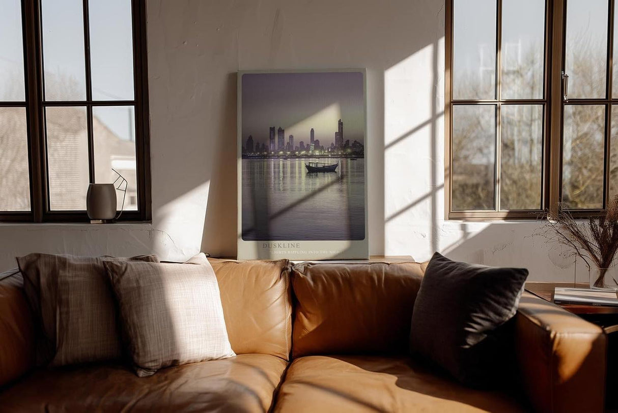 Paul Sinus Wandbild in 40x60cm Duskline mit stimmungsvoller Stadtsilhouette und Boot im Abendlicht für elegante Wandgestaltung