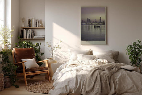 Paul Sinus Wandbild in 40x60cm Duskline mit stimmungsvoller Stadtsilhouette und Boot im Abendlicht für elegante Wandgestaltung