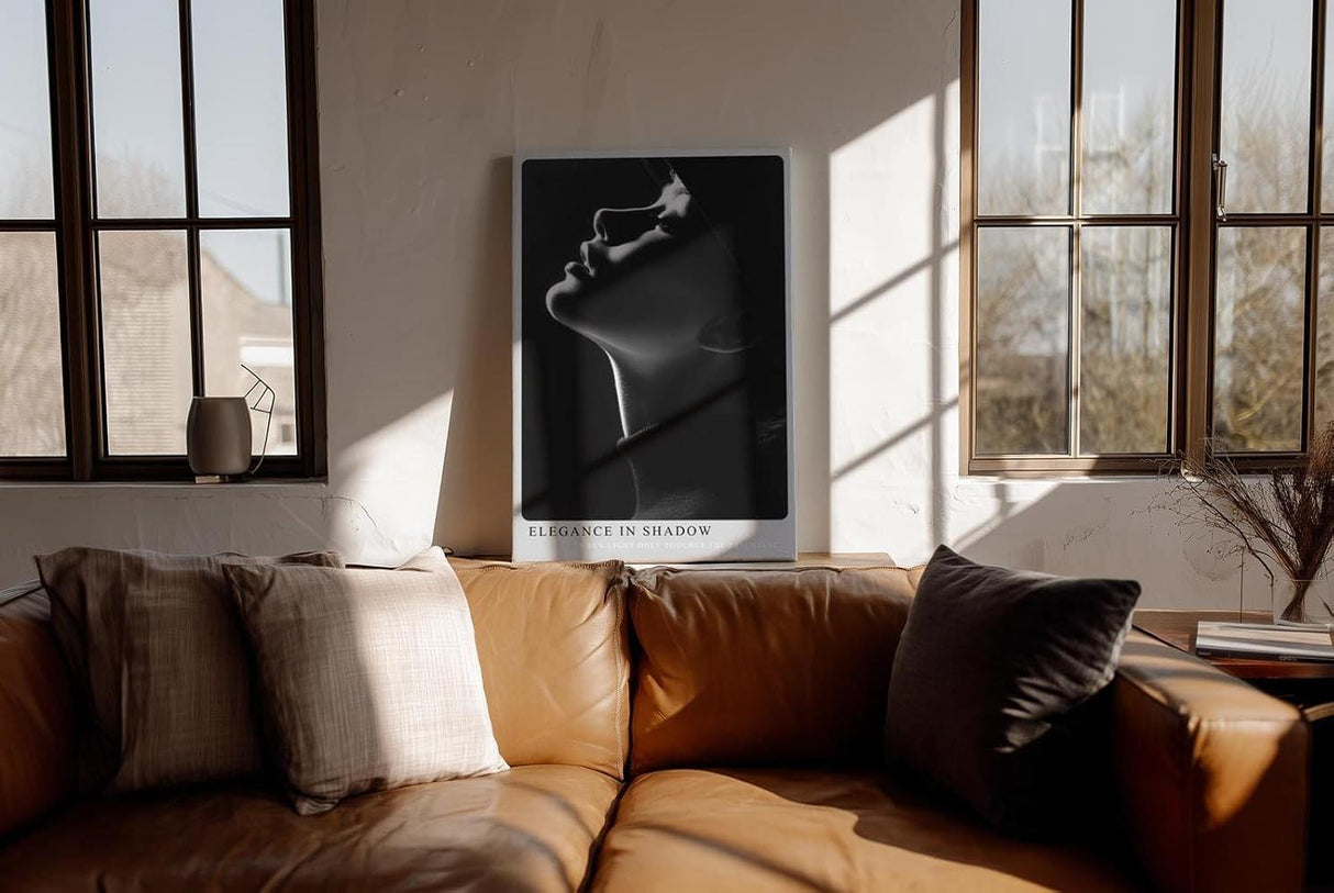 Paul Sinus Wandbild in 40x60cm Elegance in Shadow – stilvolles Schwarz-Weiß-Porträt in Licht und Schatten auf hochwertiger Leinwand für modernes Interieur