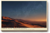 Paul Sinus Wandbild 120x80cm Ember Path through Dunes Wuestenlandschaft bei Nacht mit Sternenhimmel Natur Kunst fuer Wohnzimmer Schlafzimmer und Büro