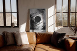 Paul Sinus Wandbild in 40x60cm Event Horizon – Monochrome Abstraktion mit tiefem Zentrum und kraftvollen Strukturen