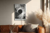 Paul Sinus Wandbild in 40x60cm Event Horizon – Monochrome Abstraktion mit tiefem Zentrum und kraftvollen Strukturen