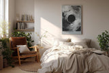 Paul Sinus Wandbild in 40x60cm Event Horizon – Monochrome Abstraktion mit tiefem Zentrum und kraftvollen Strukturen