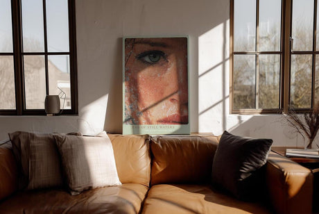 Paul Sinus Wandbild in 40x60cm Eye of Still Waters hyperrealistisches Nahporträt eines grünen Auges mit Wassertropfen