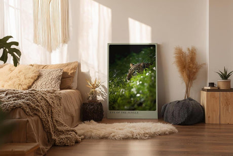 Paul Sinus Wandbild in 40x60cm Eye of the Jungle – Leopard im dichten Grün, seitlich aus dem Schatten auftauchend