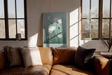 Paul Sinus Wandbild in 40x60cm Fields of Calm – weiße Mohnblumen auf zartgrünem Hintergrund, sanfte florale Kunst mit eleganter Textur
