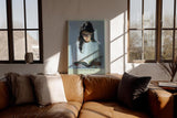 Paul Sinus Wandbild in 40x60cm Focused Mind – Ausdrucksstarkes Porträt einer jungen Frau mit Brille, vertieft ins Lesen, moderne Bilder in kühlen Farbtönen, konzentriert und stilvoll