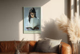Paul Sinus Wandbild in 40x60cm Focused Mind – Ausdrucksstarkes Porträt einer jungen Frau mit Brille, vertieft ins Lesen, moderne Bilder in kühlen Farbtönen, konzentriert und stilvoll