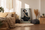 Paul Sinus Wandbild in 40x60cm Frau im schwarzen Kleid auf weißem Sofa – elegantes Porträt mit sanfter Ausstrahlung
