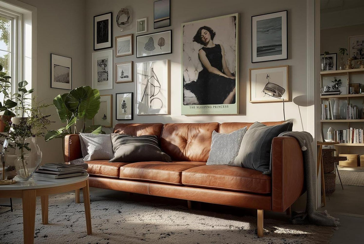Paul Sinus Wandbild in 40x60cm Frau im schwarzen Kleid auf weißem Sofa – elegantes Porträt mit sanfter Ausstrahlung