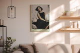 Paul Sinus Wandbild in 40x60cm Frau im schwarzen Kleid auf weißem Sofa – elegantes Porträt mit sanfter Ausstrahlung