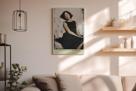 Paul Sinus Wandbild in 40x60cm Frau im schwarzen Kleid auf weißem Sofa – elegantes Porträt mit sanfter Ausstrahlung