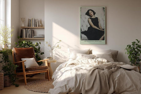 Paul Sinus Wandbild in 40x60cm Frau im schwarzen Kleid auf weißem Sofa – elegantes Porträt mit sanfter Ausstrahlung