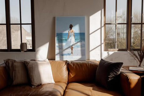 Paul Sinus Wandbild in 40x60cm Frau im weißen Kleid am Meer – harmonisches Küstenmotiv in impressionistischer Malweise für entspannende Wohnraumgestaltung