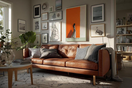 Paul Sinus Wandbild in 40x60cm Frau im weißen Kleid vor farbgetrennter Wand in Orange und Weiß