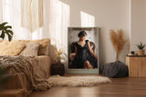 Paul Sinus Wandbild in 40x60cm Frau in elegantem schwarzen Kleid auf Lederstuhl – stilvolles Porträt in moderner Maltechnik