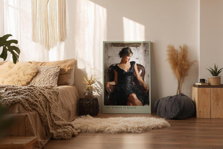 Paul Sinus Wandbild in 40x60cm Frau in elegantem schwarzen Kleid auf Lederstuhl – stilvolles Porträt in moderner Maltechnik