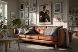 Paul Sinus Wandbild in 40x60cm Frau in elegantem schwarzen Kleid auf Lederstuhl – stilvolles Porträt in moderner Maltechnik