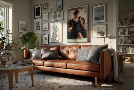 Paul Sinus Wandbild in 40x60cm Frau in elegantem schwarzen Kleid auf Lederstuhl – stilvolles Porträt in moderner Maltechnik