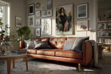 Paul Sinus Wandbild in 40x60cm Frau in schwarzem Spitzenkleid auf Sessel – modernes Porträt mit ausdrucksstarker Präsenz