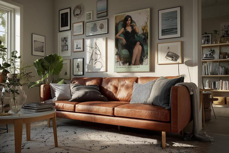 Paul Sinus Wandbild in 40x60cm Frau in schwarzem Spitzenkleid auf Sessel – modernes Porträt mit ausdrucksstarker Präsenz