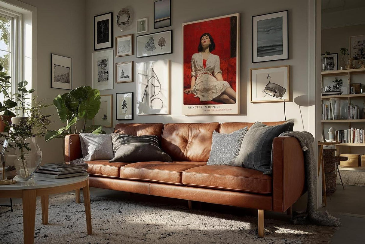 Paul Sinus Wandbild in 40x60cm Frau in weißem Kleid auf rotem Sofa – ausdrucksstarkes Porträt mit starker Farbwirkung
