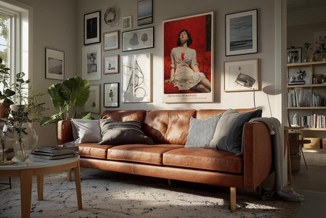 Paul Sinus Wandbild in 40x60cm Frau in weißem Kleid auf rotem Sofa – ausdrucksstarkes Porträt mit starker Farbwirkung