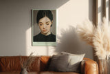 Paul Sinus Wandbild in 40x60cm Grace in Stillness – Minimalistisches Porträt einer Frau mit geschlossenen Augen, moderne Bilder in harmonischen Erdtönen, elegant und zeitlos