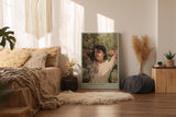 Paul Sinus Wandbild in 40x60cm Heavenly Rest – Liegendes Porträt einer jungen Frau im Blumenfeld, mit geschlossenen Augen, moderne Bilder in sanften Pastelltönen, friedlich und träumerisch