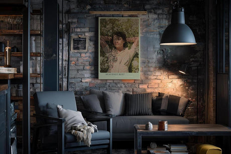 Paul Sinus Wandbild in 40x60cm Heavenly Rest – Liegendes Porträt einer jungen Frau im Blumenfeld, mit geschlossenen Augen, moderne Bilder in sanften Pastelltönen, friedlich und träumerisch