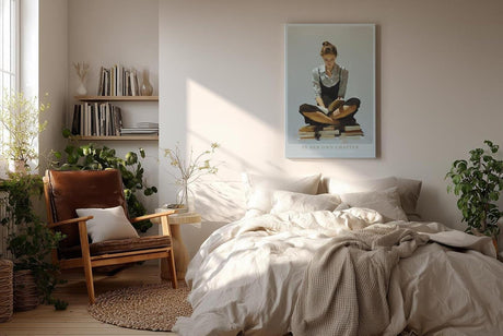 Paul Sinus Wandbild in 40x60cm In Her Own Chapter – Ausdrucksstarkes Porträt einer jungen Frau, auf Bücherstapeln sitzend und lesend, moderne Bilder mit klaren Linien und warmen Akzenten